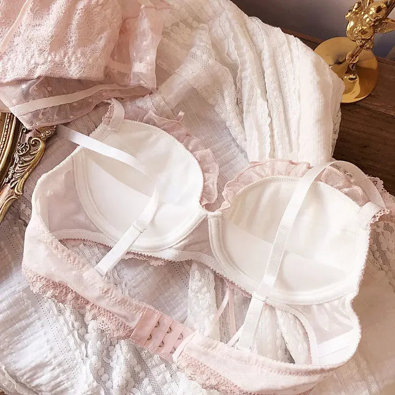 Lace-trimmed lingerie, a sexy bra set for women with small breasts that gather and no steel rings