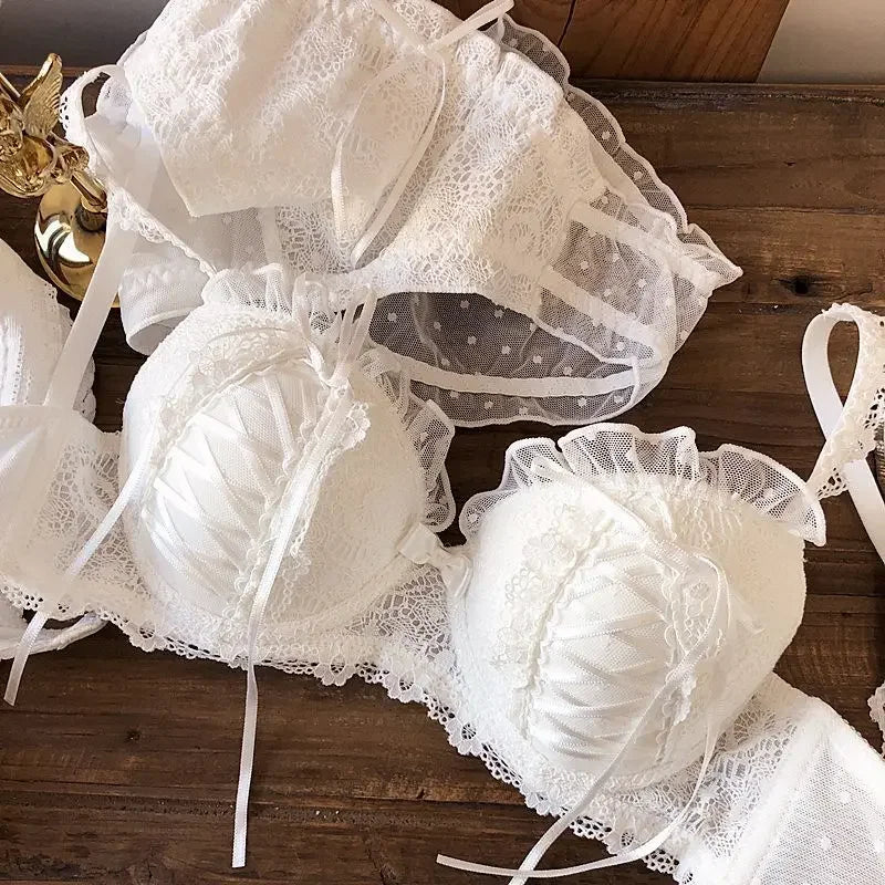 Lace-trimmed lingerie, a sexy bra set for women with small breasts that gather and no steel rings