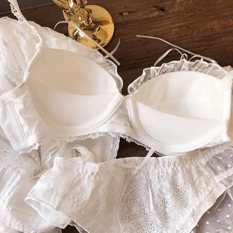 Lace-trimmed lingerie, a sexy bra set for women with small breasts that gather and no steel rings