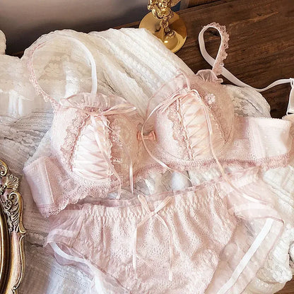 Lace-trimmed lingerie, a sexy bra set for women with small breasts that gather and no steel rings